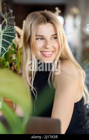 Bonne belle femme aux cheveux blonds Banque D'Images