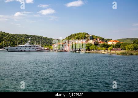 Vue idyllique d'un bateau amarré en rivière par la ville de Skradin, parc national de Krka, Sibenik-Knin, Croatie Banque D'Images