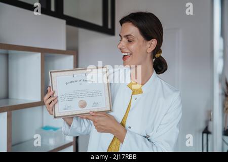 Bonne femme médecin titulaire d'un certificat en clinique Banque D'Images