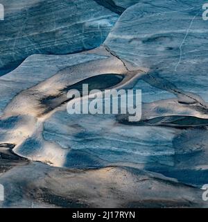 Photographie de la nature de la géologie marine, montrant un motif, une texture, une forme aléatoires, avec une palette de couleurs subtiles dans un style semi-abstrait sur Cardigan Bay Banque D'Images