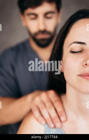 Physiothérapeute massage épaule donnant au patient Banque D'Images