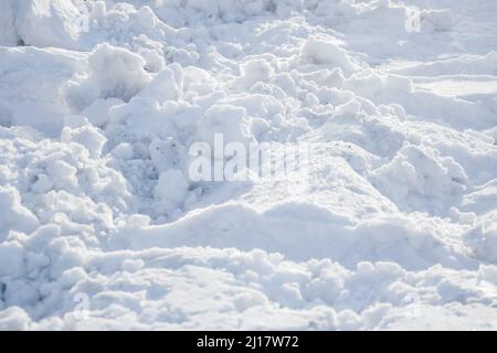 Dérive inégale de la neige en vrac. Arrière-plan d'hiver. C'est une journée glacial. Banque D'Images