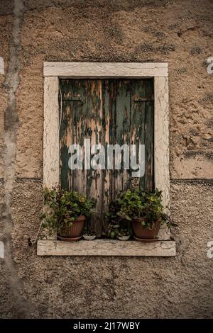 Une fenêtre dans un bâtiment historique à Torri del Benaco au lac de Garde, dans la province de Vérone, Vénétie, nord-est de l'Italie Banque D'Images