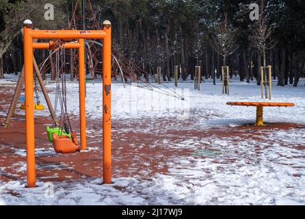 Belle aire de jeux pour enfants dans la neige en hiver Banque D'Images