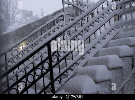 Magnifique papier peint pour l'hiver. Belle photo d'une échelle enneigée d'un appartement. Hiver dans la ville Banque D'Images