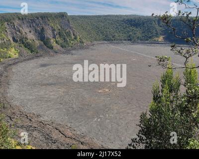 Surplombant le cratère de fosse volcanique de Kilauea Iki Trail au parc national Volcanoes sur Big Island Hawaii Banque D'Images