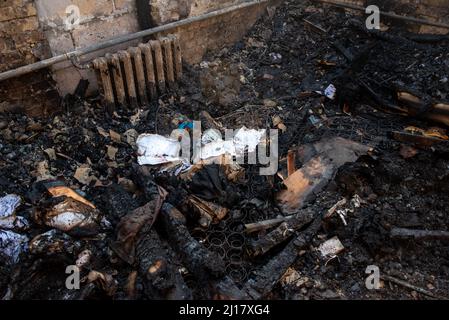 Kiev, Maine, Ukraine. 23rd mars 2022. Les restes d'une maison brûlée, causée par un shrapnel d'une frappe aérienne russe à Kiev. (Credit image: © Seth Sidney Berry/ZUMA Press Wire) Credit: ZUMA Press, Inc./Alamy Live News Banque D'Images