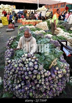 Jammu, Cachemire sous contrôle indien. 23rd mars 2022. Les gens magasinent sur un marché de gros de légumes et de fruits à Jammu, la capitale hivernale du Cachemire sous contrôle indien, le 23 mars 2022. Credit: STR/Xinhua/Alay Live News Banque D'Images