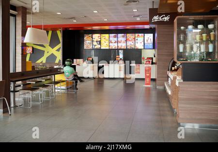 Ayutthaya,Thaïlande - Mar23,2022 : Restaurant McDonald's à Ayutthaya, Thaïlande. McDonald's est une chaîne américaine de hamburgers et de restauration rapide Banque D'Images