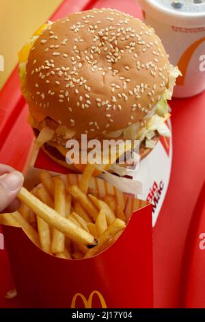 Ayutthaya,Thaïlande - Mar23,2022 : Restaurant McDonald's à Ayutthaya, Thaïlande. McDonald's est une chaîne américaine de hamburgers et de restauration rapide Banque D'Images