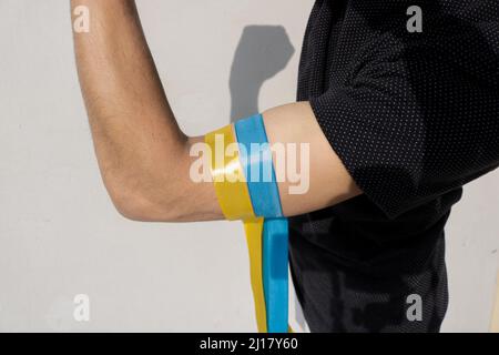 Solidarité avec l'Ukraine arrière-plan abstrait avec l'Ukraine drapeau peint sur le poing. Concept patriotique et togetherness. Tenez-vous en toile de fond avec l'Ukraine. Banque D'Images