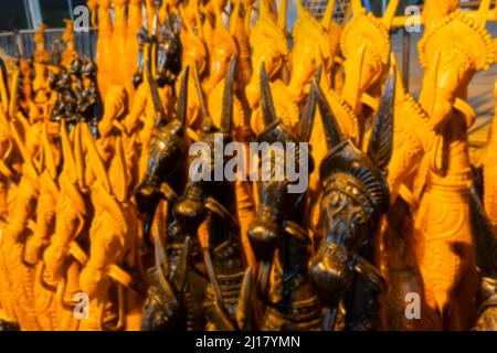 Image floue d'chevaux, célèbres poupées d'animaux en terre cuite, fabriquées à Bishnupur, Bankura, Bengale occidental, à vendre dans la foire de l'artisanat à Kolkata. Banque D'Images