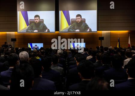 Tokyo, Japon. 23rd mars 2022. Le président ukrainien Volodymyr Zelensky s'adresse aux législateurs de la chambre basse du Japon par le biais d'une liaison vidéo dans le bâtiment de la Chambre des représentants à Tokyo. Crédit : SOPA Images Limited/Alamy Live News Banque D'Images