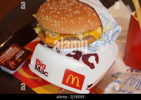 Ayutthaya,Thaïlande - Mar23,2022 : Restaurant McDonald's à Ayutthaya, Thaïlande. McDonald's est une chaîne américaine de hamburgers et de restauration rapide Banque D'Images