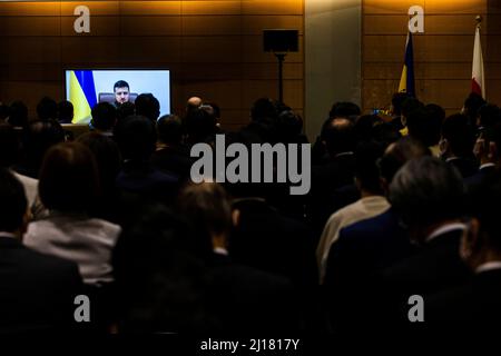 Tokyo, Japon. 23rd mars 2022. Le président ukrainien Volodymyr Zelensky s'adresse aux législateurs de la chambre basse du Japon par le biais d'une liaison vidéo dans le bâtiment de la Chambre des représentants à Tokyo. (Photo de Behrouz Mehri/POOL/SOPA Images/Sipa USA) crédit: SIPA USA/Alay Live News Banque D'Images