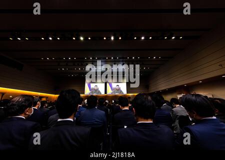 Tokyo, Japon. 23rd mars 2022. Le président ukrainien Volodymyr Zelensky s'adresse aux législateurs de la chambre basse du Japon par le biais d'une liaison vidéo dans le bâtiment de la Chambre des représentants à Tokyo. (Photo de Behrouz Mehri/POOL/SOPA Images/Sipa USA) crédit: SIPA USA/Alay Live News Banque D'Images