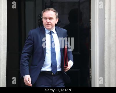 Londres, Royaume-Uni. 23rd mars 2022. Le secrétaire à l'Environnement, George Ejustice, quitte Downing Street No 10 après la réunion hebdomadaire du Cabinet avant le budget. Credit: Uwe Deffner/Alay Live News Banque D'Images