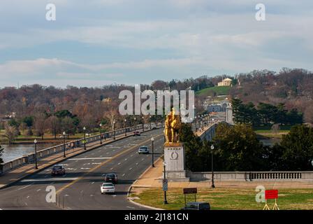 Vue sur le fleuve Potomac avec Memorial Bridge en premier plan et cimetière d'Arlington en arrière-plan Banque D'Images