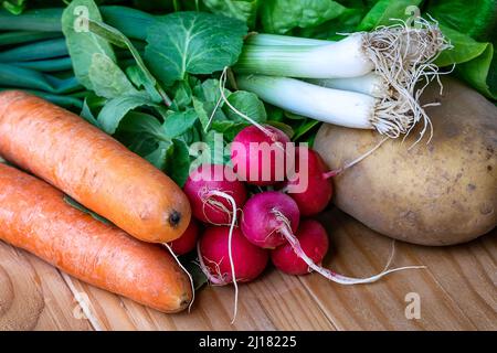 Concept alimentaire végétarien. Composition de légumes frais. Divers légumes sur une table en bois. Légumes frais disposés à bord. Nourriture végétalienne saine Banque D'Images