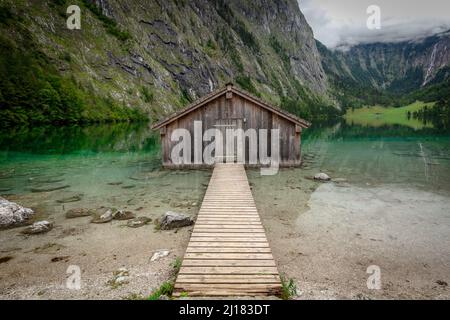 Vue panoramique sur la vieille maison traditionnelle bateau en bois au pittoresque Lac Obersee, sur une belle journée avec ciel bleu et nuages en été, Bavière, Allemagne Banque D'Images