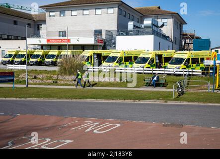 Truro, Royaume-Uni, 23rd mars 2021, des ambulances attendent devant A & E à l'hôpital Royal Cornwall de Treliske, Truro. Les patients doivent attendre leur tour, ce qui peut être de nombreuses heures pour être pris dans A&E pour être vu. Cela est dû à une augmentation du nombre de patients Covid 19. Les visiteurs de l'hôpital ont été arrêtés et toute personne assistant à un rendez-vous ambulasser doit montrer un test de débit latéral négatif pris ce matin.Credit: Keith Larby/Alay Live News Banque D'Images