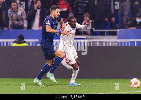 Lyon, France - Mars 17: Karl Toko Ekambi de Lyon (R) joue contre Marko Grujic du FC Porto (L) lors de l'UEFA Europa League Round of 16 Leg Two mat Banque D'Images