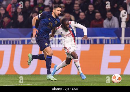 Lyon, France - Mars 17: Marko Grujic du FC Porto (L) bataille pour le ballon avec Karl Toko Ekambi de Lyon (R) pendant le cycle de l'UEFA Europa League de 16 Banque D'Images