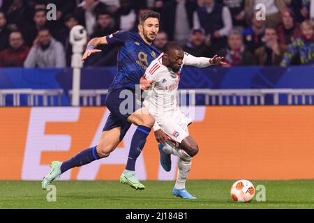 Lyon, France - Mars 17: Marko Grujic du FC Porto (L) bataille pour le ballon avec Karl Toko Ekambi de Lyon (R) pendant le cycle de l'UEFA Europa League de 16 Banque D'Images