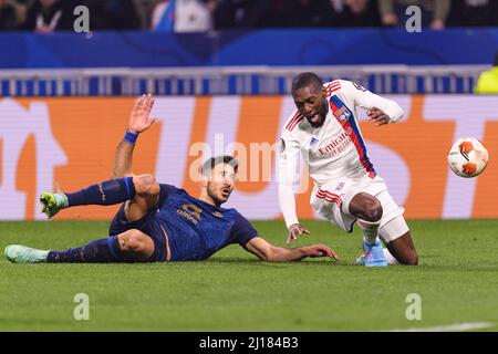 Lyon, France - Mars 17: Marko Grujic du FC Porto (L) lutte pour le bal avec Karl Toko Ekambi de Lyon (R) lors du cycle de l'UEFA Europa League de 16 Banque D'Images