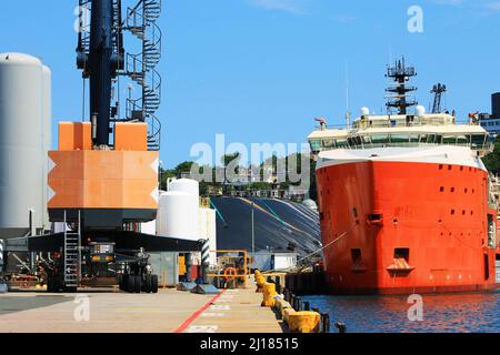 Un navire amarré à un quai, une grande grue et des réservoirs de stockage de carburant sur le quai, le port de St. John's, St. John's, T.-N.-L. Banque D'Images