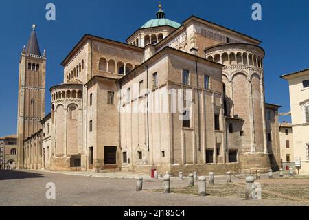 Vue arrière de la cathédrale de Santa Maria Assunta à Parme, Italie. Banque D'Images