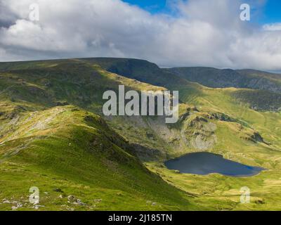 Une petite eau vue de Harter tomba sur le Kentmere Horseshoe, Cumbria Banque D'Images