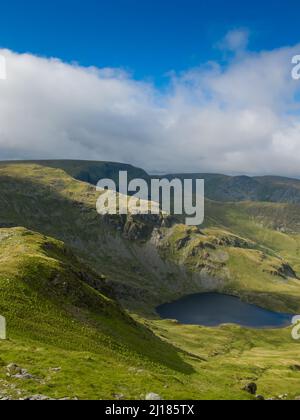 Une petite eau vue de Harter tomba sur le Kentmere Horseshoe, Cumbria Banque D'Images