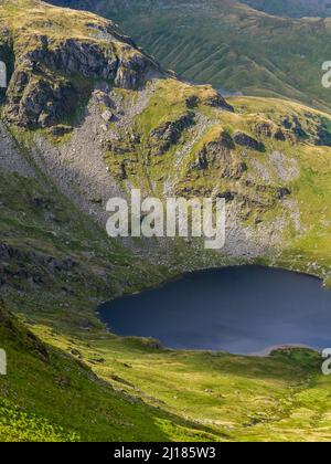 Une petite eau vue de Harter tomba sur le Kentmere Horseshoe, Cumbria Banque D'Images