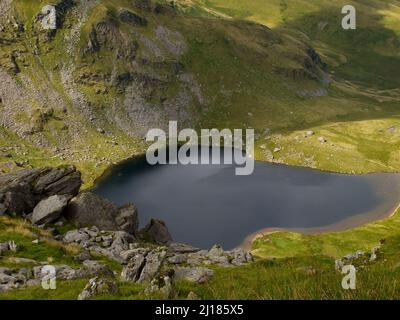 Une petite eau vue de Harter tomba sur le Kentmere Horseshoe, Cumbria Banque D'Images