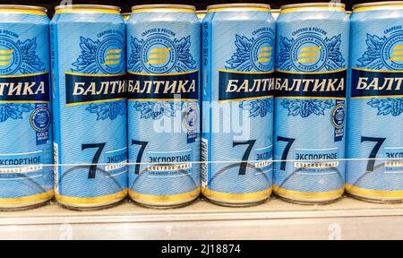 Samara, Russie - 17 mars 2022: Baltika bière en conserve alcoolisée prête à être vendue sur le plateau en magasin. Diverses boissons alcoolisées en bouteille et spir Banque D'Images