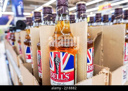 Moscou, Russie - 12 mars 2022 : le whisky de Bell est en vente en magasin. Bouteilles de whisky de scotch mélangé de Bell sur la tablette du supermarché. Sélection Banque D'Images