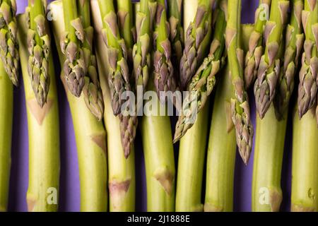 Gros plan plein cadre de légumes asperges verts Banque D'Images