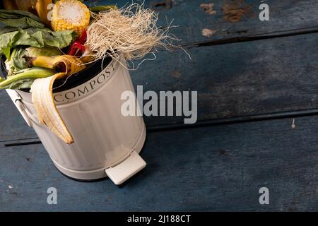 Vue en grand angle des déchets organiques dans le bac à compost sur une table en bois Banque D'Images