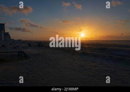 Vue panoramique des cabanes de plage à la plage de la mer du Nord à Kijkduin, pays-Bas contre le soleil et le ciel au coucher du soleil Banque D'Images