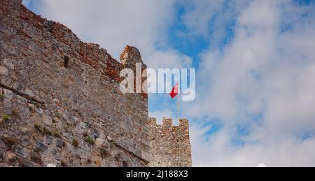 Alanya, turquie, promenade d'hiver au bord de la mer méditerranée. Vue depuis la colline d'Alanya. Forteresse médiévale dans la ville d'Alanya Banque D'Images