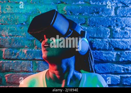 Femme africaine senior utilisant des lunettes de réalité virtuelle - Metaverse innovation nouveau concept de tendance - Focus sur les lunettes Banque D'Images