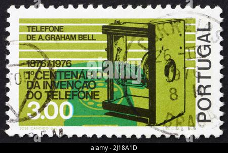 PORTUGAL - VERS 1976: Un timbre imprimé au Portugal montre les téléphones 1876 et 1976, centenaire du premier appel téléphonique par Alexander Graham Bell, cir Banque D'Images
