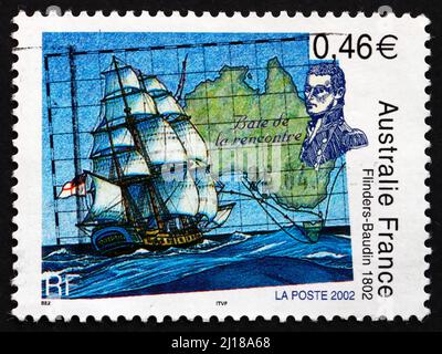 FRANCE - VERS 2002 : un timbre imprimé en France montre la carte de l'Australie, Portrait et navire, Bicentenaire de la rencontre de Matthew Flinders et Nicolas Banque D'Images