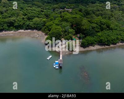 Belle vue sur le parc national de San Lucas Pier - église et ruines - au Costa Rica Banque D'Images