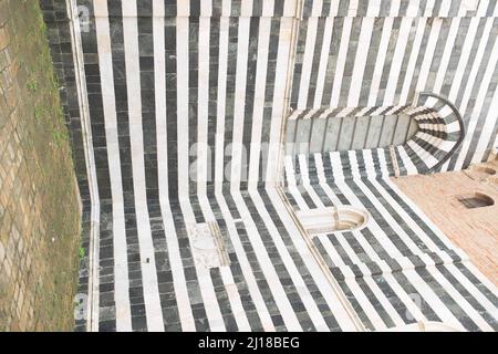 Un cliché vertical d'un bâtiment à rayures noires et blanches Banque D'Images