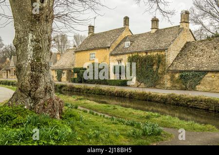 Cotswold cottages en pierre dans le village de Cotswold de Lower Slaughter Gloucestershire en mars Banque D'Images