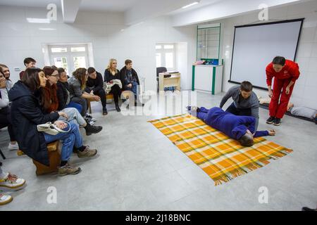 Uzhhorod, Ukraine - 20 mars 2022 - un instructeur guide les actions d'un homme lors d'un cours de premiers secours gratuit, Uzhhorod, région de Zakarpattia, Ukraine occidentale. Photo de Serhii Hudak/Ukrinform/ABACAPRESS.COM Banque D'Images