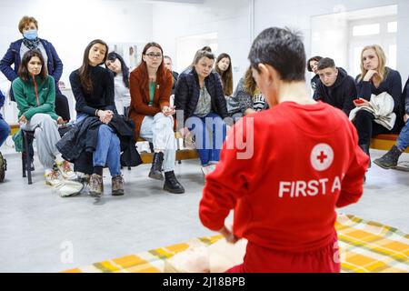 Uzhhorod, Ukraine - 20 mars 2022 - les gens écoutent un instructeur lors d'un cours de premiers secours gratuit, Uzhhorod, région de Zakarpattia, Ukraine occidentale. Photo de Serhii Hudak/Ukrinform/ABACAPRESS.COM Banque D'Images