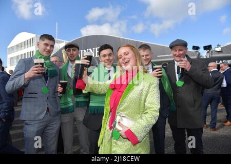 Troisième jour au Cheltenham Racecourse Gold Cup Festival St Patrick's Day Pictures by Mikal Ludlow Photography tel; 07855177205 17-3-22 Banque D'Images